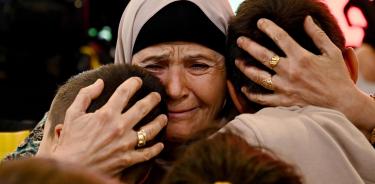 Libaneses se reencuentran con familiares en el aeropuerto de Sidney, tras ser evacuados