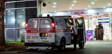 Ambulancias trasladan a heridos al hospital Sheba en Ramat Gan, al sur de Haifa