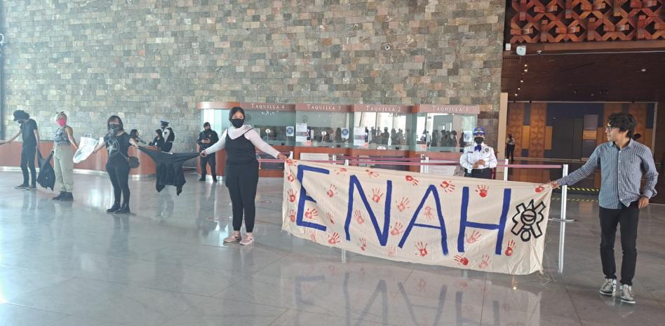 En Palacio Nacional, alumnos y personal de la ENAH denuncian irregularidades