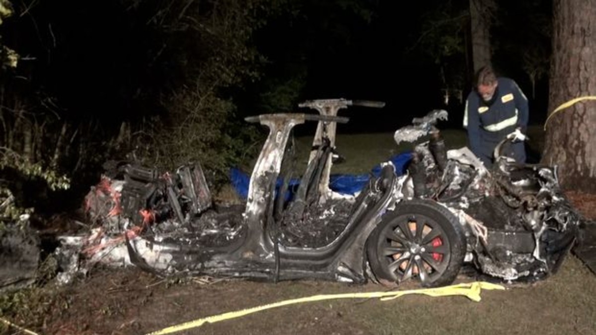 Accidente de un auto Tesla "sin nadie al volante" deja dos muertos en