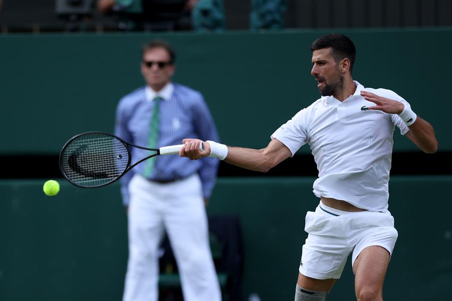 Con todo y dudas Novak Djokovic se instala en la tercera ronda